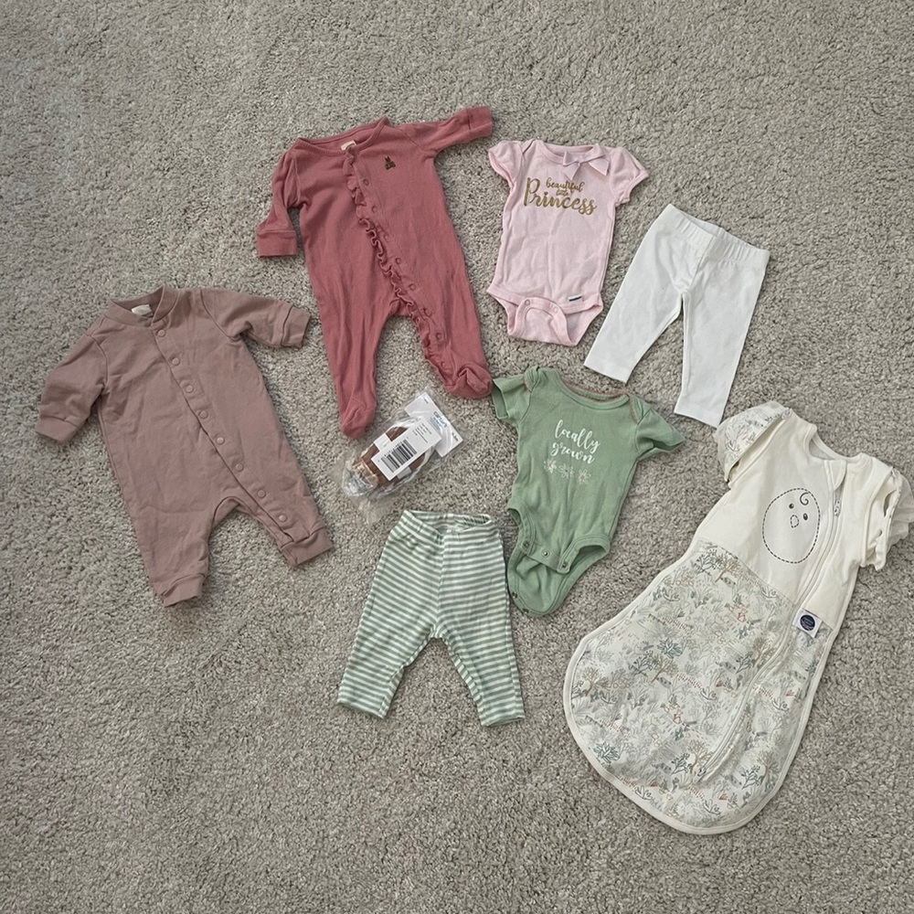 Lots of 8 newborn NB baby girl clothes carters gap nested bean H&M